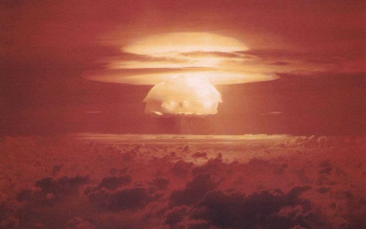 To oczywiście NIE jest zdjęcie wybuchu w Bejrucie. To zdjęcie z testu nuklearnego na atolu Bikini.